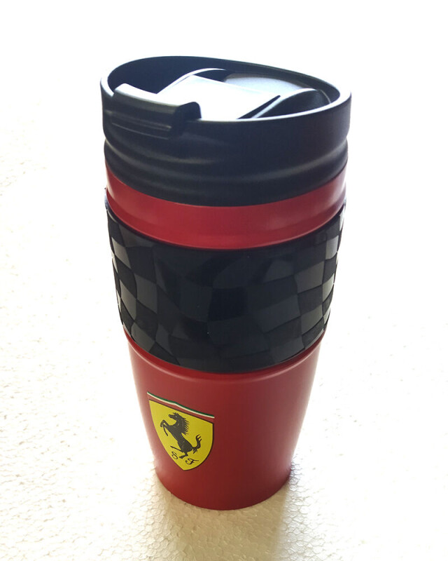 Oficiální hrnek Ferrari